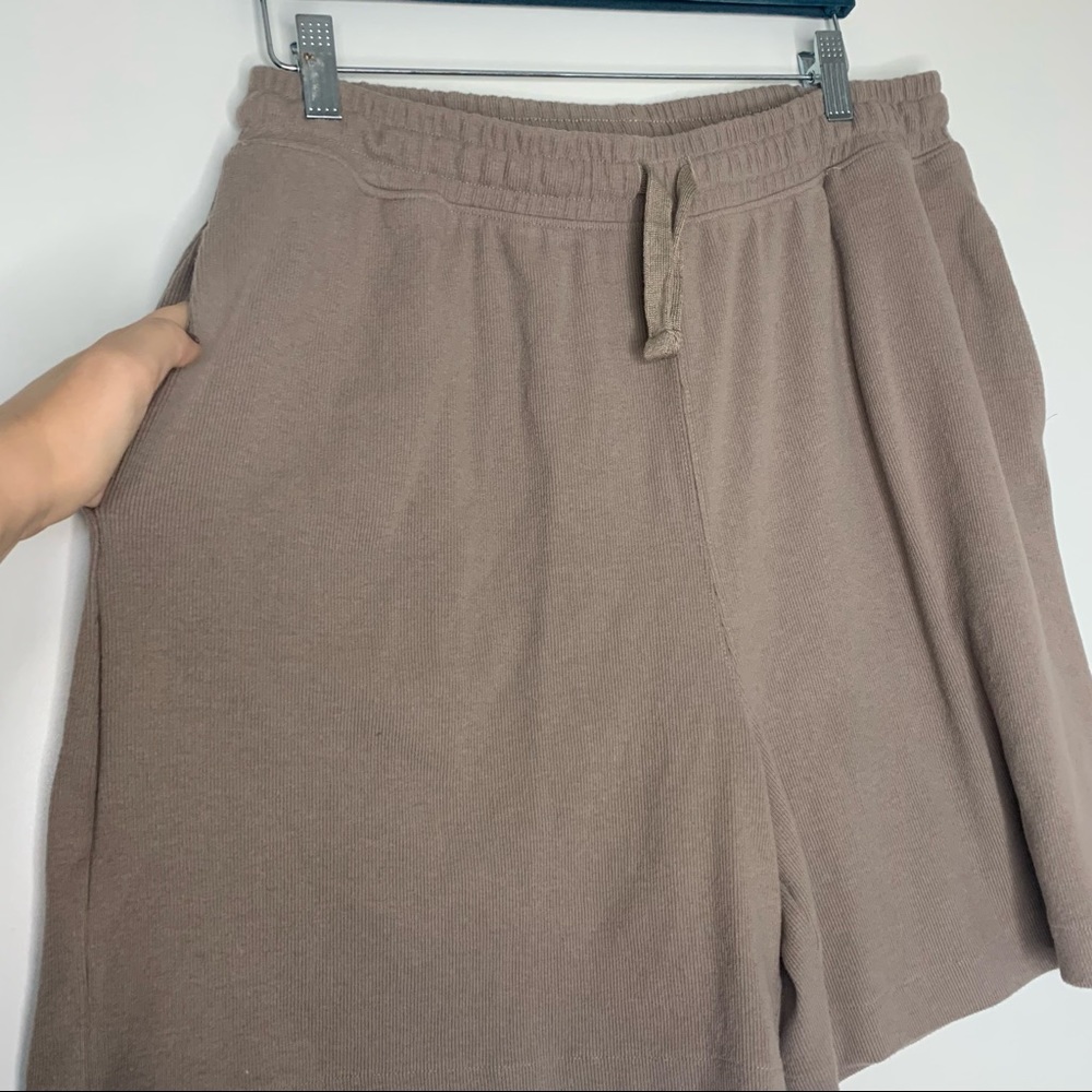 H&M brown ribbed pull up loose shorts Large - Picture 4 of 12